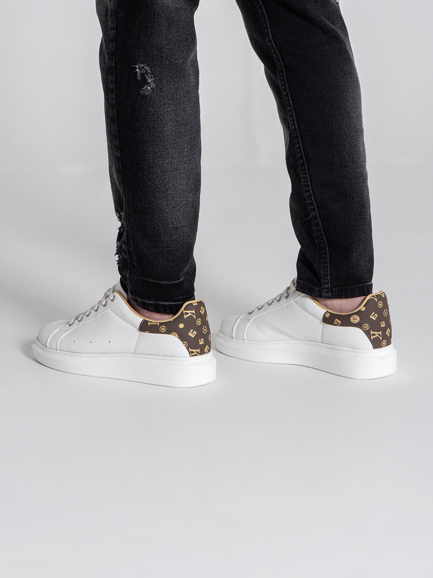 sneakers / White Logomania Sneakers