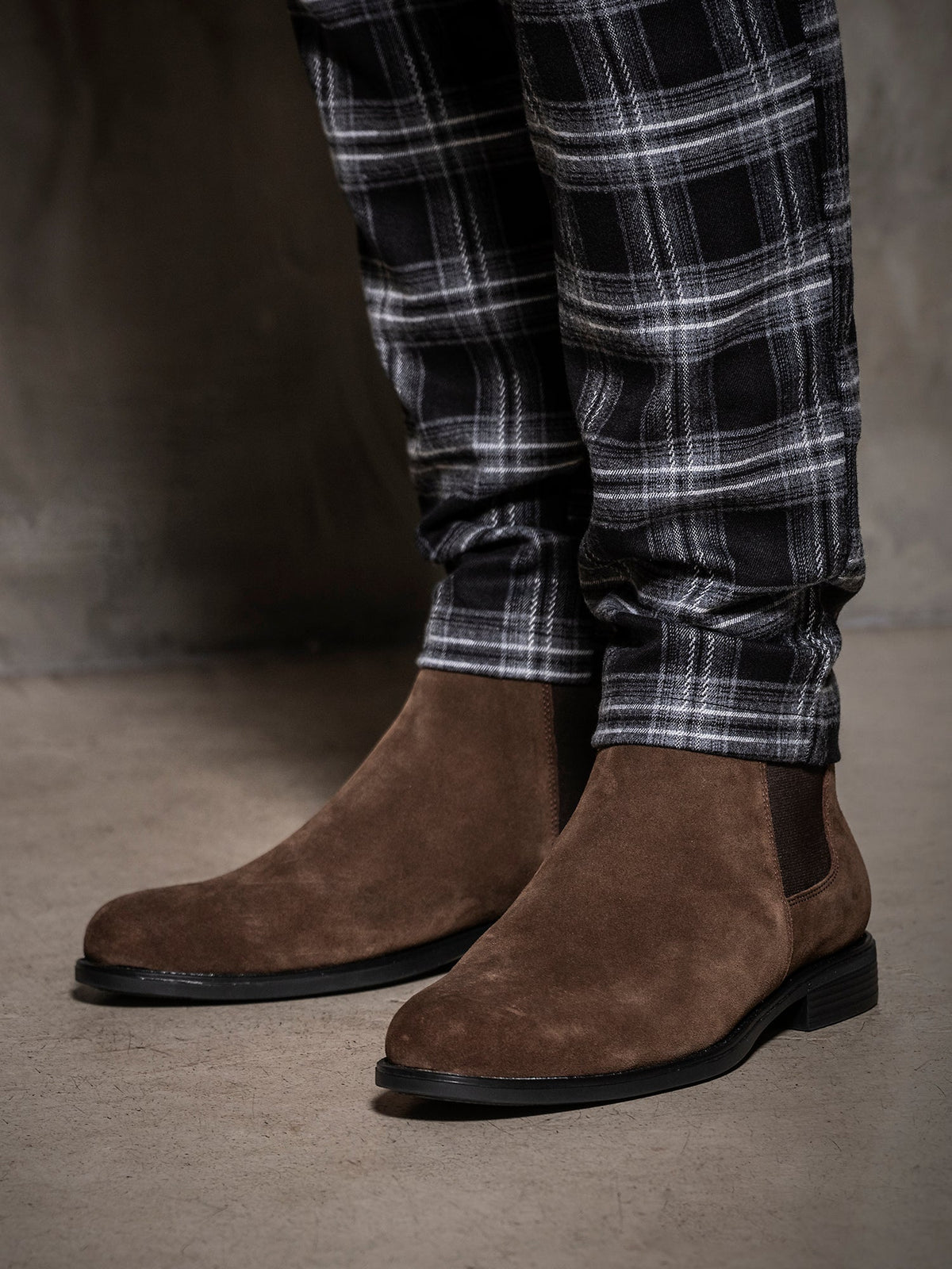 sneakers / Brown Smart Boots