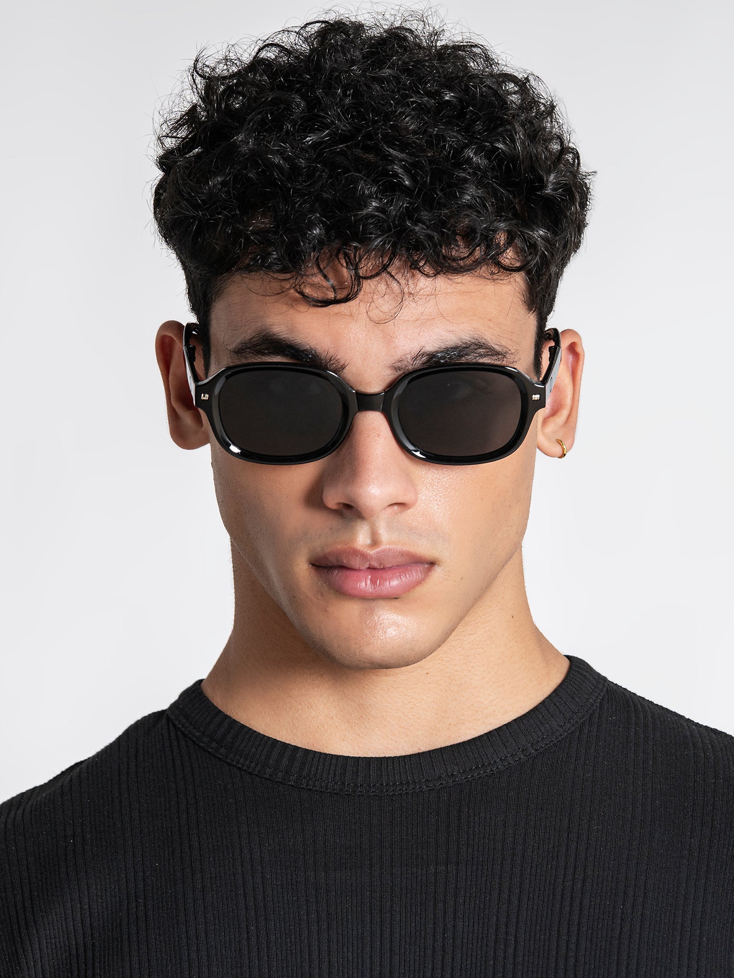 sunglasses / Black Oval Sunglasses