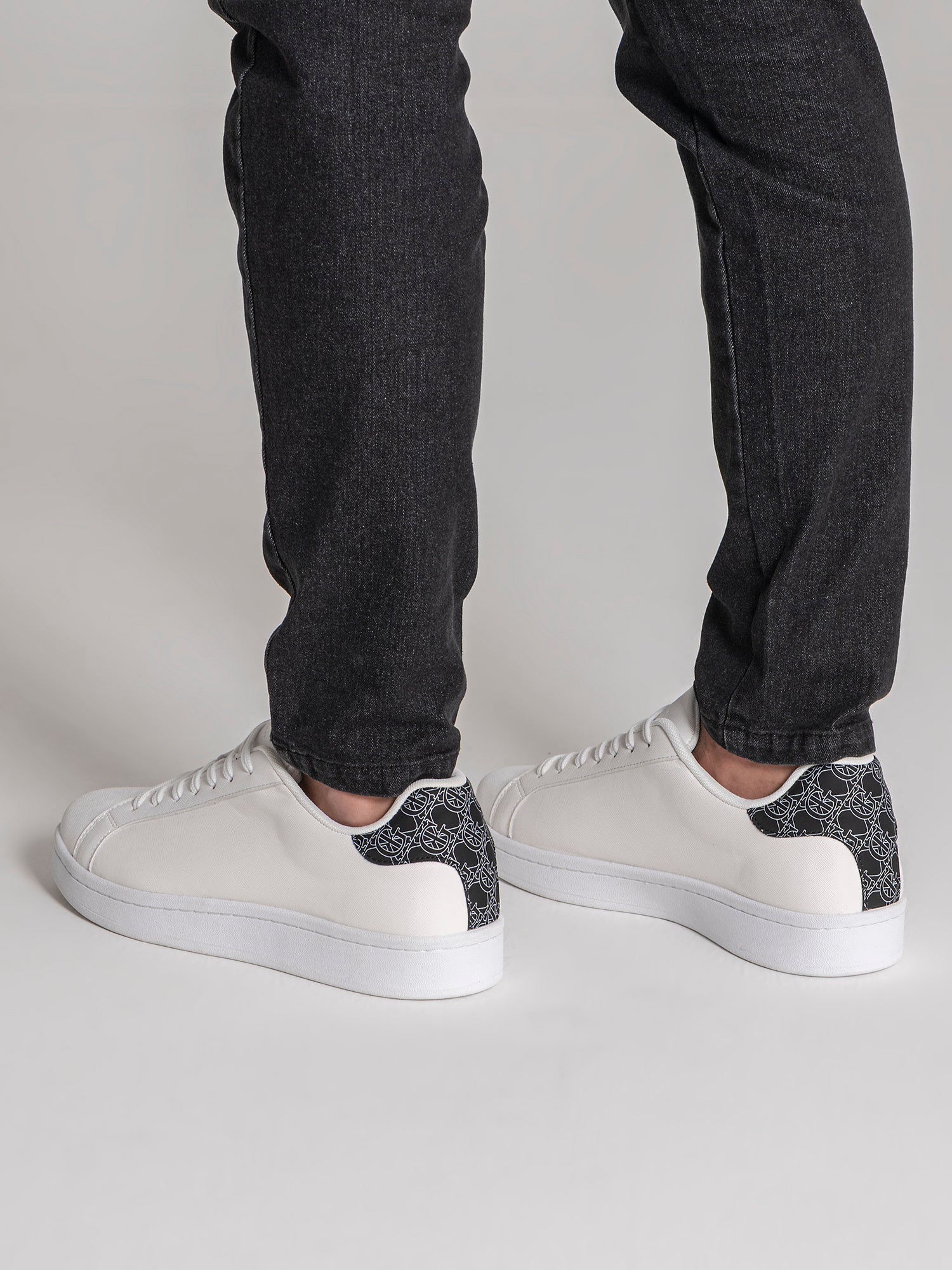 sneakers / White Insignia Edge Sneakers