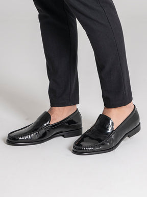 sneakers / Black Smart Loafers
